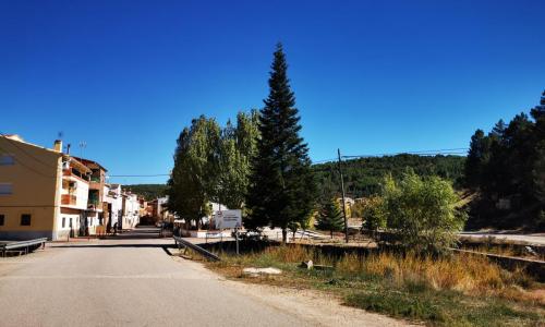 Tierra roja: Las coberteras de Parajaroncillo y el pueblo de Boniches
